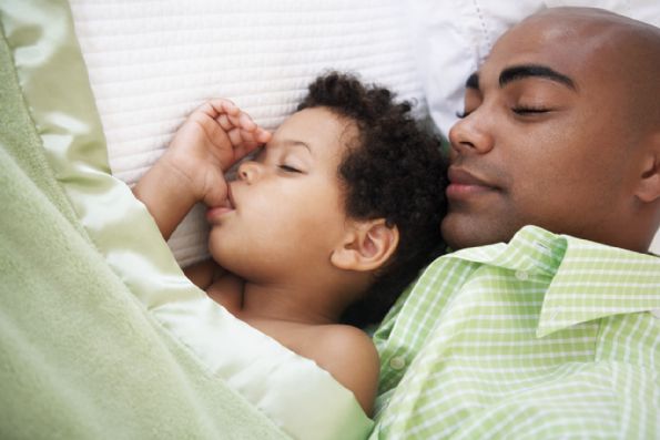 bebe-durmiendo-con-papa