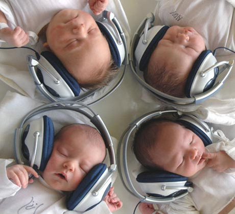 La música supone un buen estímula para los bebés y les ayuda a desarrollar su inteligencia, así como sus emociones.