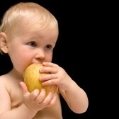 nene-comiendo-fruta