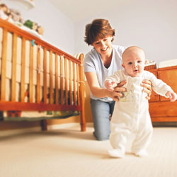Cuando los bebés de doce meses empiezan a andar tienen los pies planos.