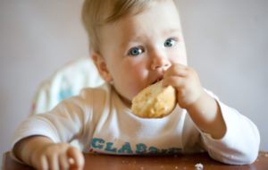 5 errores al dar de comer al bebé que no debes cometer
